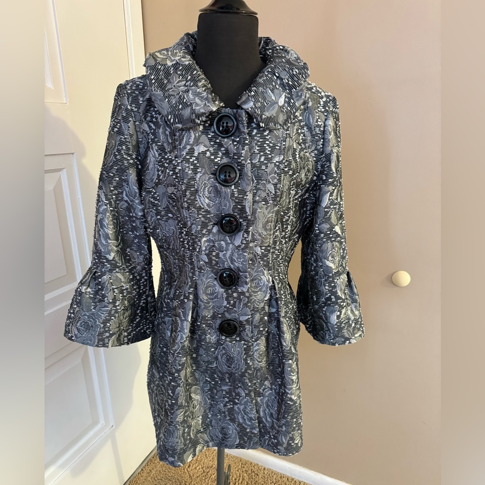 Paris IQ Women’s floral jacket, 3/4 bell sleeve, ruffled collar, size 8